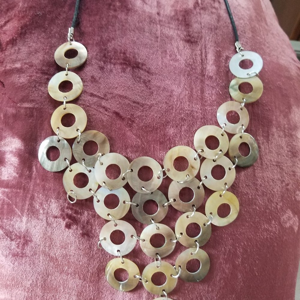 Nacre look decolleté necklace